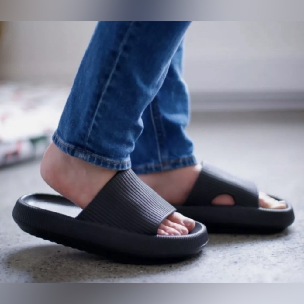 Woven Rubber Sleek Super Soft Sandals Size 38-39